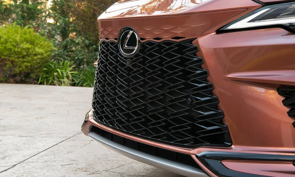 Фото Lexus RX 350 (2024) — решётка радиатора. Рисунок решётки: сетка, ламели или глухая панель у электроверсий Lexus RX 350 (2024) — решётка радиатора