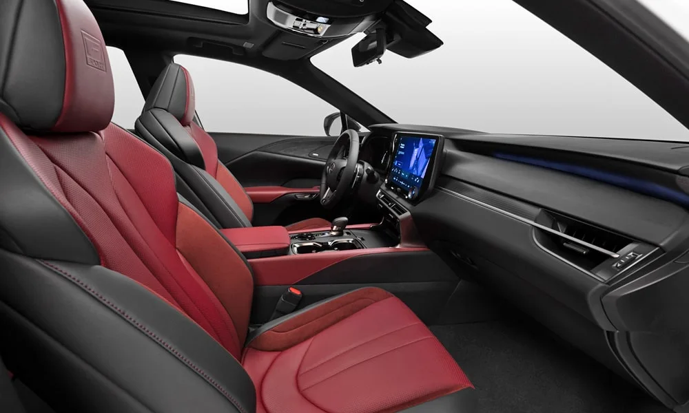 Фото Lexus RX 350 (2024) — интерьер, фото 4. Общий план салона: архитектура панели, консоль и кресла. Светлая гамма зрительно расширяет салон, тёмная — практичнее в уходе Lexus RX 350 (2024) — интерьер, фото 4