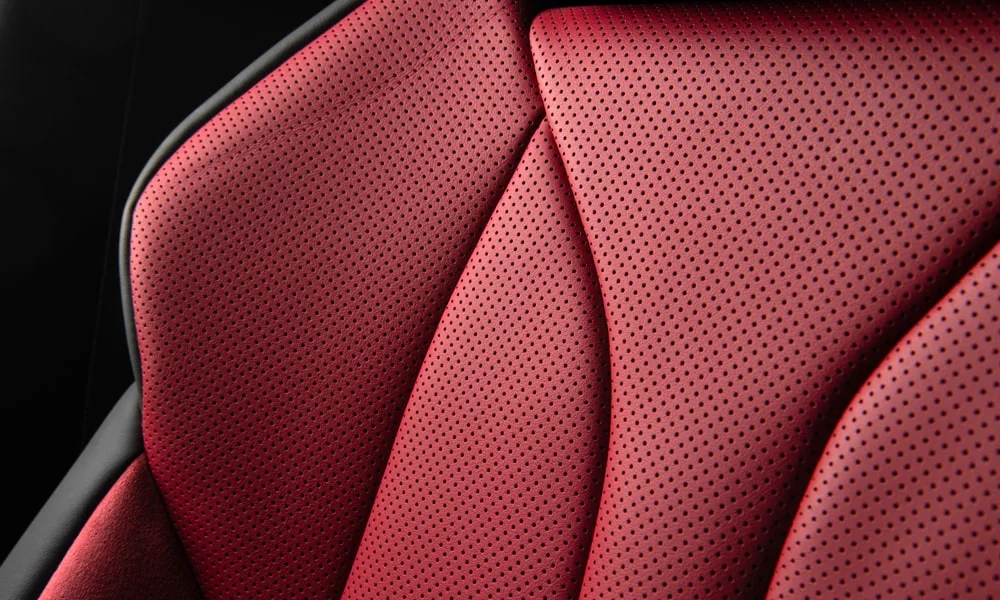 Фото Lexus RX 350 (2024) — интерьер, фото 6. Общий план салона: архитектура панели, консоль и кресла. Светлая гамма зрительно расширяет салон, тёмная — практичнее в уходе Lexus RX 350 (2024) — интерьер, фото 6