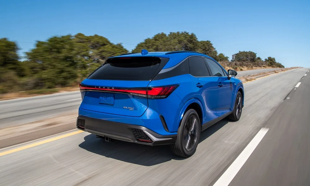 Фото Lexus RX 350 (2024) — вид сзади, фото 4. Линия крыши, стойки и задняя дверь в синем исполнении. Насадки выхлопа или их имитация внизу бампера различают версии Lexus RX 350 (2024) — вид сзади, фото 4