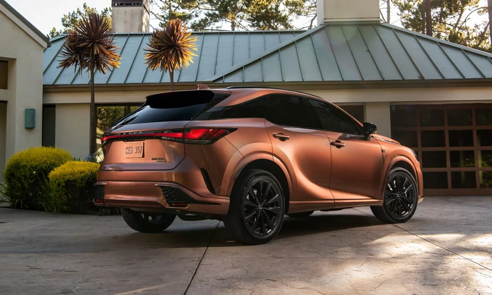Фото Lexus RX 350 (2024) — вид сзади, фото 8. Коричневый кузов сзади — фонари и бампер определяют ночной образ модели. Насадки выхлопа или их имитация внизу бампера различают версии Lexus RX 350 (2024) — вид сзади, фото 8