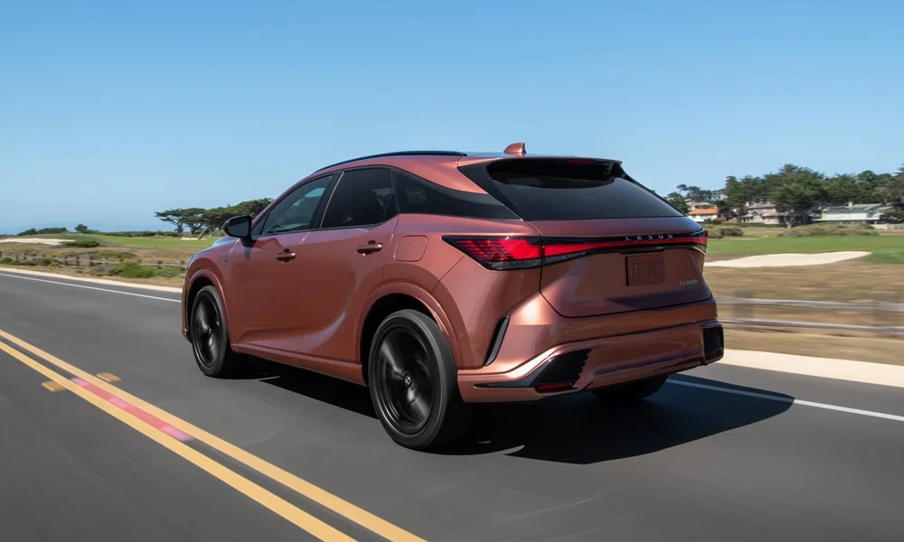 Фото Lexus RX 350 (2024) — вид сзади, фото 9. Коричневый кузов сзади — фонари и бампер определяют ночной образ модели. Светодиодная полоса или раздельные секции — задняя оптика стала главным украшением кормы Lexus RX 350 (2024) — вид сзади, фото 9