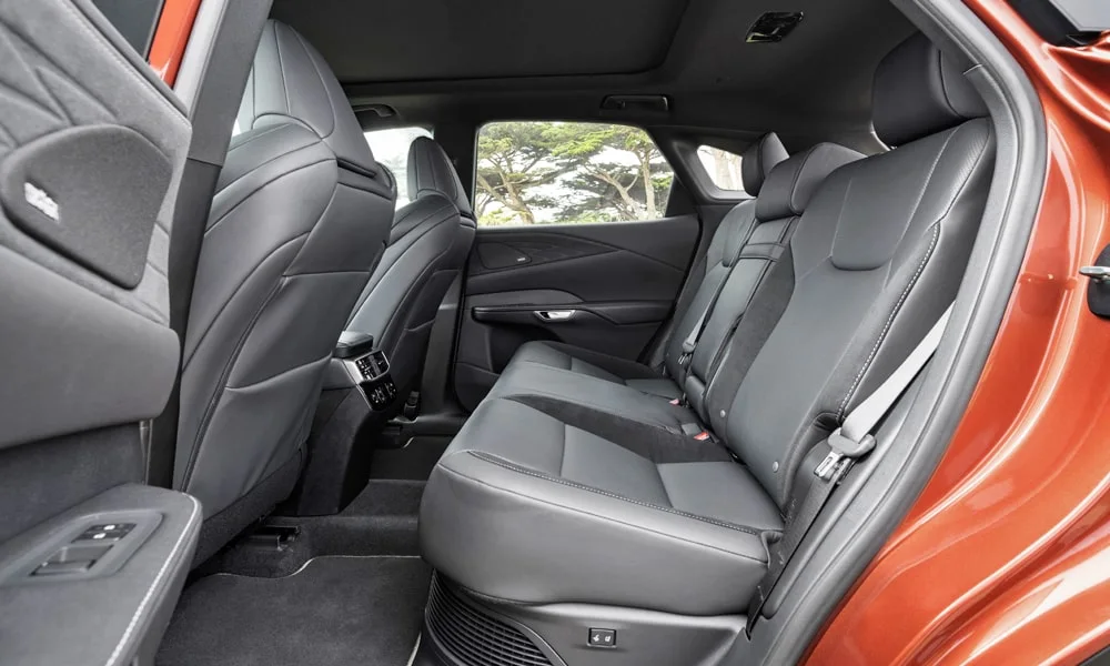 Фото Lexus RX 350 (2024) — задние сиденья. Посадка второго ряда: подголовники и подлокотник Lexus RX 350 (2024) — задние сиденья