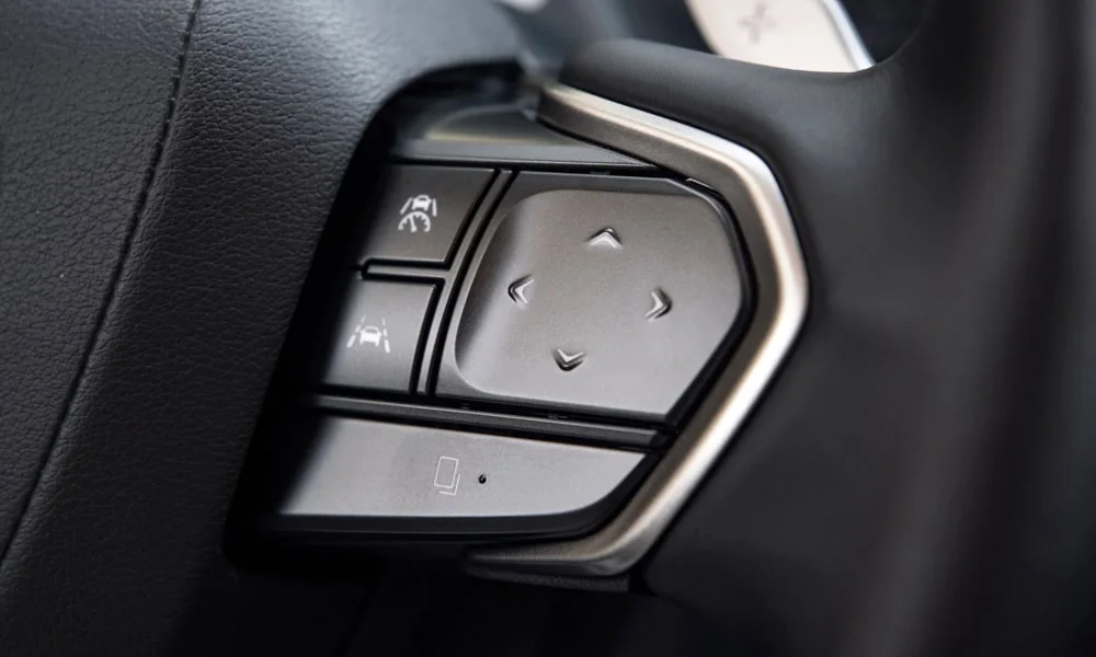 Фото Lexus RX 350 (2024) — руль, фото 3. Обшивка обода и компоновка спиц крупным планом. Правильная посадка: руки на «9 и 3», приборы читаются поверх обода Lexus RX 350 (2024) — руль, фото 3