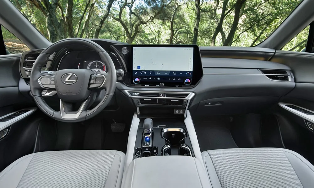 Фото Lexus RX 350h (2024) — передняя панель. Передняя панель в светло-серой отделке: расположение экранов и дефлекторов. Минимум физических кнопок — ставка на экранное управление Lexus RX 350h (2024) — передняя панель