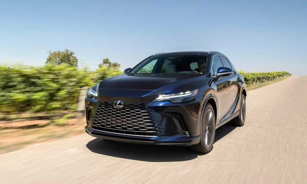 Фото Lexus RX 350h (2024) — вид спереди, фото 5. Анфас: пропорции капота, посадка кузова и графика ходовых огней Lexus RX 350h (2024) — вид спереди, фото 5