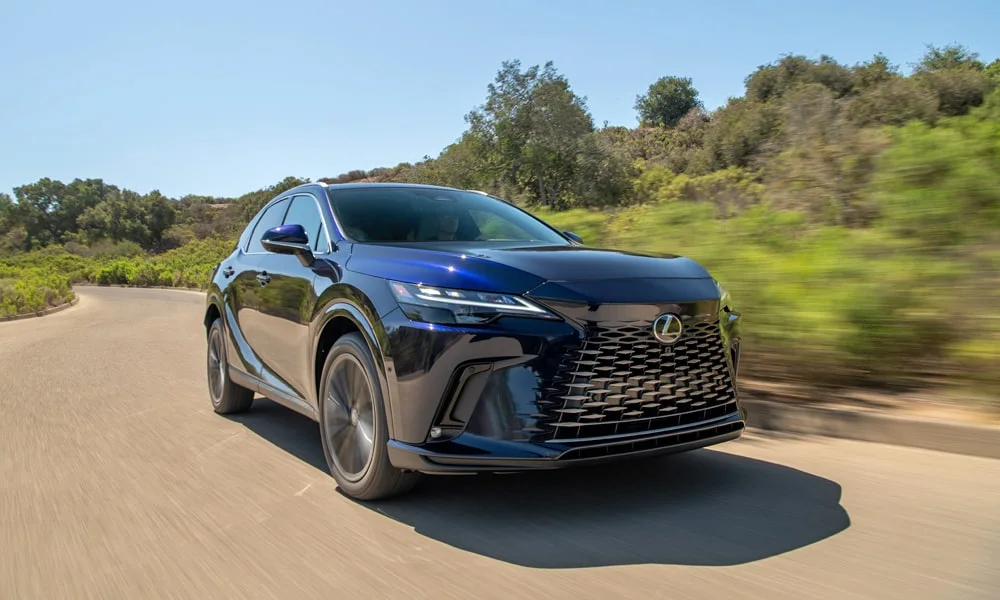 Фото Lexus RX 350h (2024) — вид спереди, фото 10. Оптика, решётка и бампер — первое впечатление о модели. Дневные ходовые огни включаются автоматически с запуском Lexus RX 350h (2024) — вид спереди, фото 10