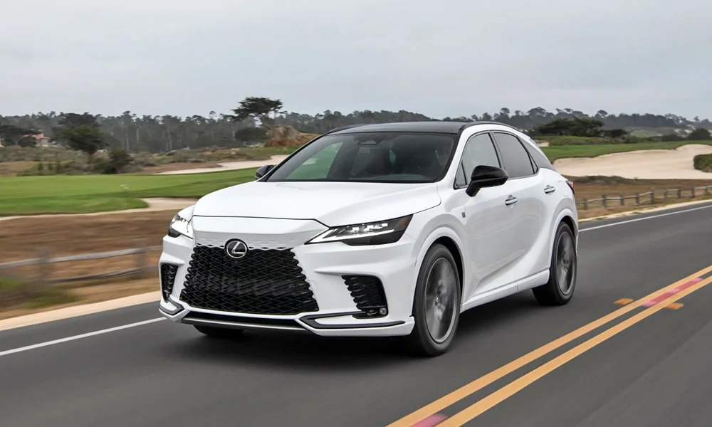 Фото Lexus RX 350h (2024) — вид спереди, фото 15. Белый кузов, строгая симметрия оптики — базовый ракурс знакомства с дизайном Lexus RX 350h (2024) — вид спереди, фото 15
