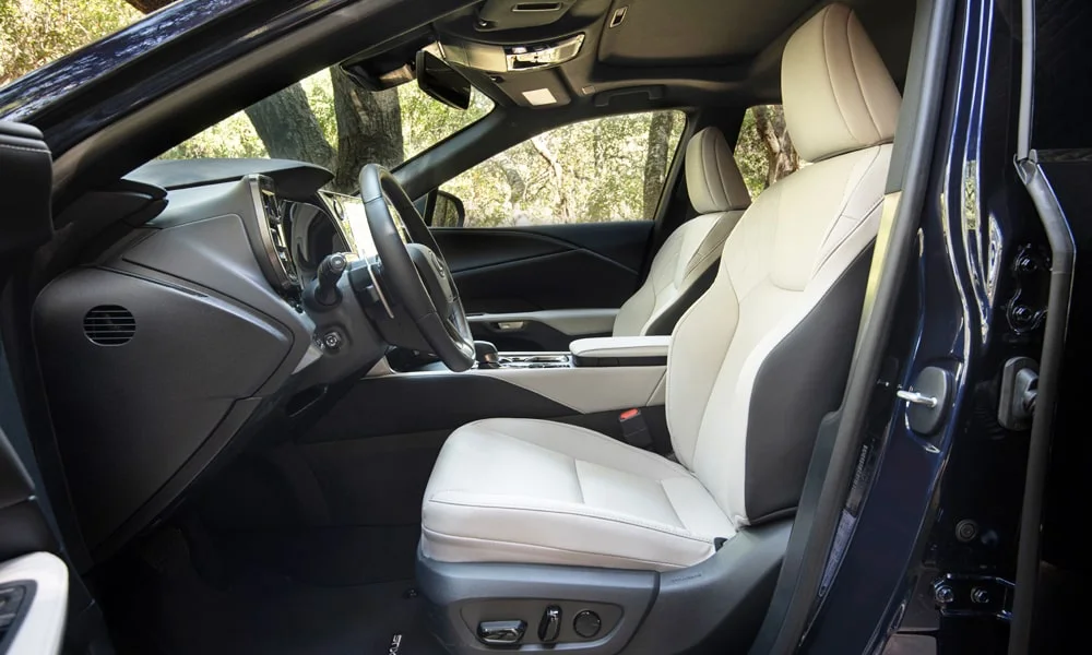 Фото Lexus RX 350h (2024) — передние сиденья. Профиль кресел: боковая поддержка и подголовники. Выраженная боковая поддержка держит в поворотах Lexus RX 350h (2024) — передние сиденья
