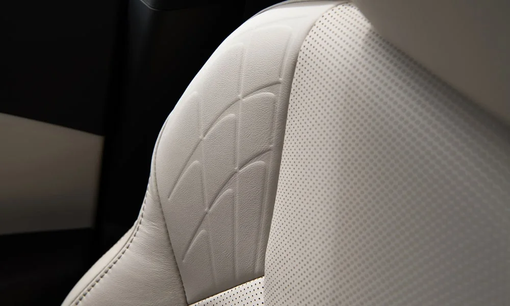 Фото Lexus RX 350h (2024) — интерьер, фото 4. Общий план салона: архитектура панели, консоль и кресла Lexus RX 350h (2024) — интерьер, фото 4