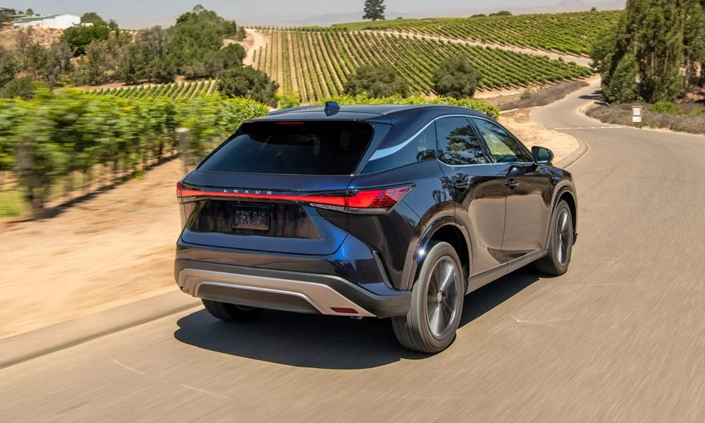 Фото Lexus RX 350h (2024) — вид сзади, фото 2. Графика фонарей, бампер и оформление пятой двери. Светодиодная полоса или раздельные секции — задняя оптика стала главным украшением кормы Lexus RX 350h (2024) — вид сзади, фото 2