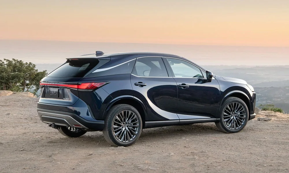 Фото Lexus RX 350h (2024) — вид сзади, фото 5. Синий кузов сзади — фонари и бампер определяют ночной образ модели Lexus RX 350h (2024) — вид сзади, фото 5