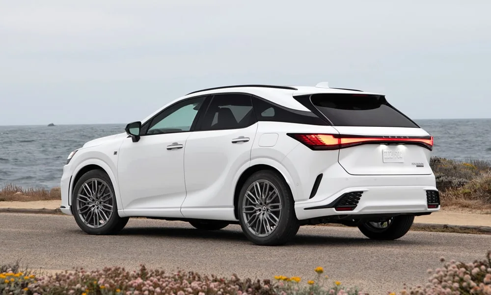 Фото Lexus RX 350h (2024) — вид сзади, фото 8. Графика фонарей, бампер и оформление пятой двери. Светодиодная полоса или раздельные секции — задняя оптика стала главным украшением кормы Lexus RX 350h (2024) — вид сзади, фото 8