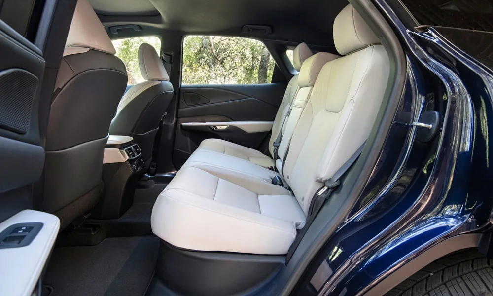 Фото Lexus RX 350h (2024) — задние сиденья. Задний диван в гладкой коже: посадка и центральный подлокотник Lexus RX 350h (2024) — задние сиденья
