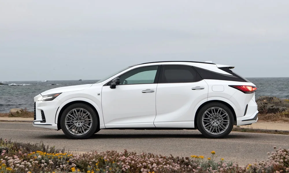 Фото Lexus RX 350h (2024) — вид сбоку, фото 3. Белый кузов в профиль — пропорции, высота посадки и дизайн дисков Lexus RX 350h (2024) — вид сбоку, фото 3