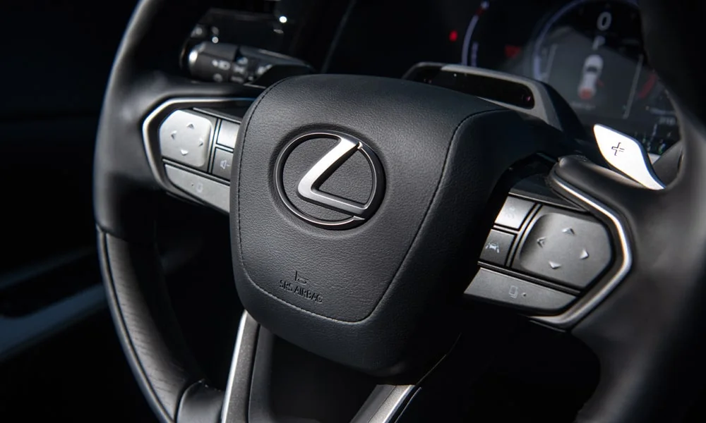 Фото Lexus RX 350h (2024) — руль, фото 2. Обшивка обода и компоновка спиц крупным планом Lexus RX 350h (2024) — руль, фото 2