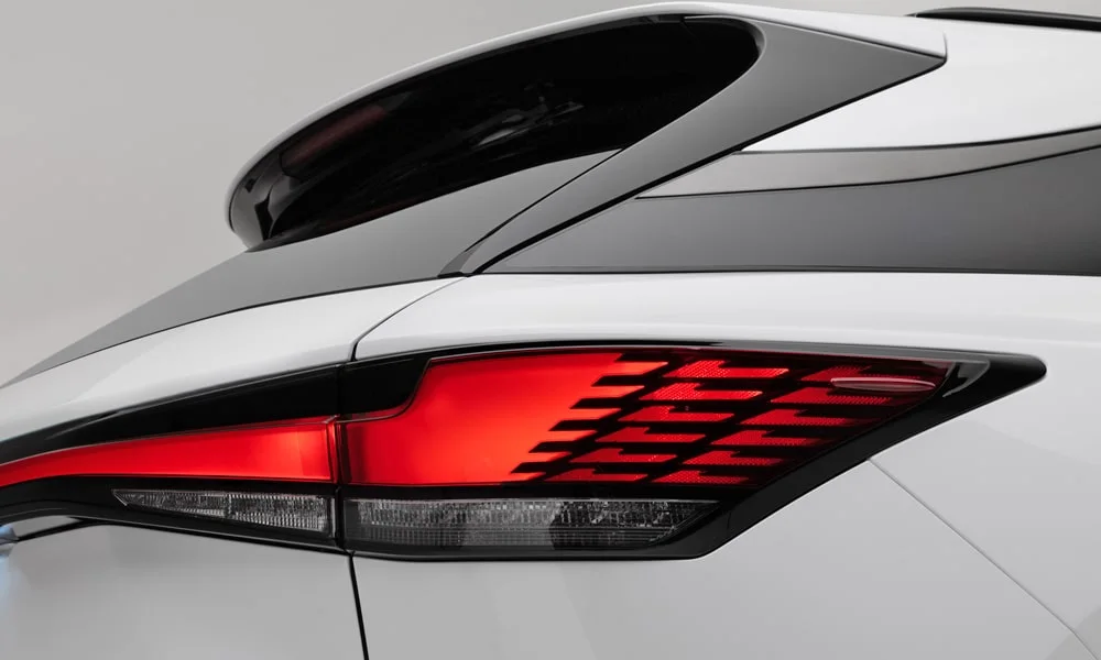 Фото Lexus RX 350h (2024) — задние фонари. Графика секций крупным планом — ночная подпись модели Lexus RX 350h (2024) — задние фонари
