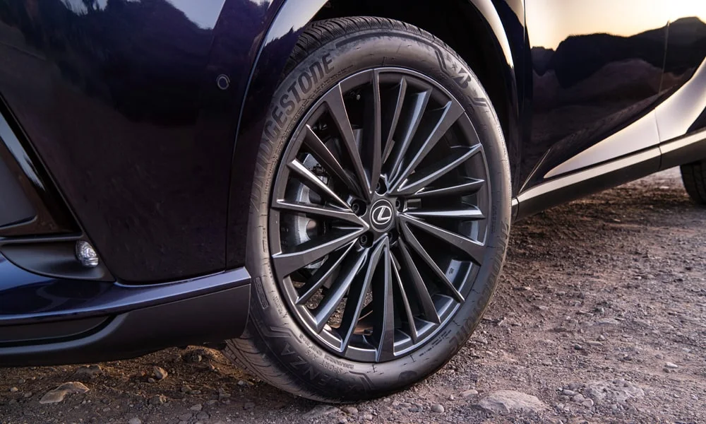 Фото Lexus RX 350h (2024) — колесо и диск. Дизайн спиц и профиль резины крупным планом. Рекомендованные размеры шин и давление — на табличке в проёме водительской двери Lexus RX 350h (2024) — колесо и диск