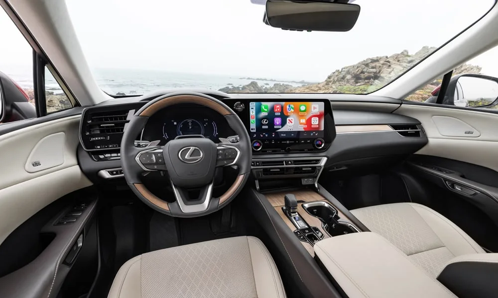 Фото Lexus RX 450h (2024) — передняя панель. Компоновка экранов, дефлекторов и консоли Lexus RX 450h (2024) — передняя панель