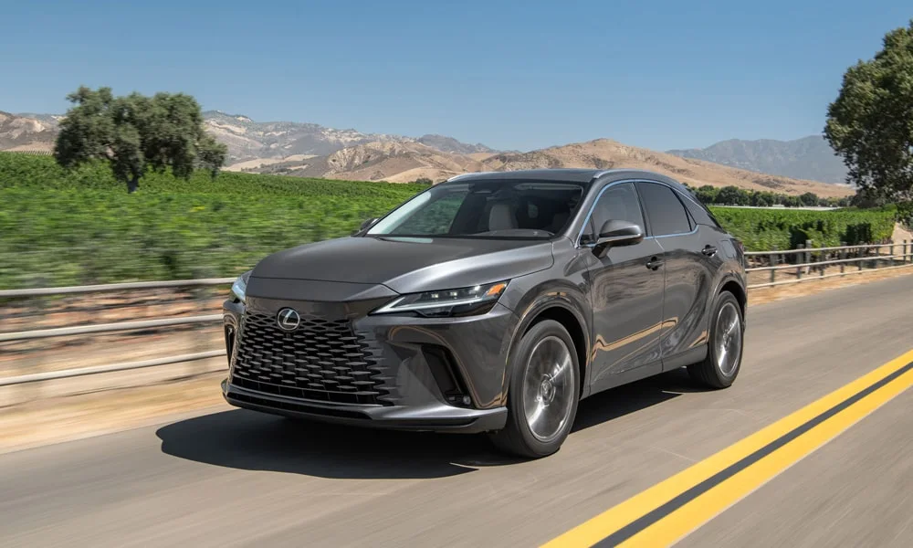 Фото Lexus RX 450h (2024) — вид спереди, фото 10. Оптика, решётка и бампер — первое впечатление о модели Lexus RX 450h (2024) — вид спереди, фото 10