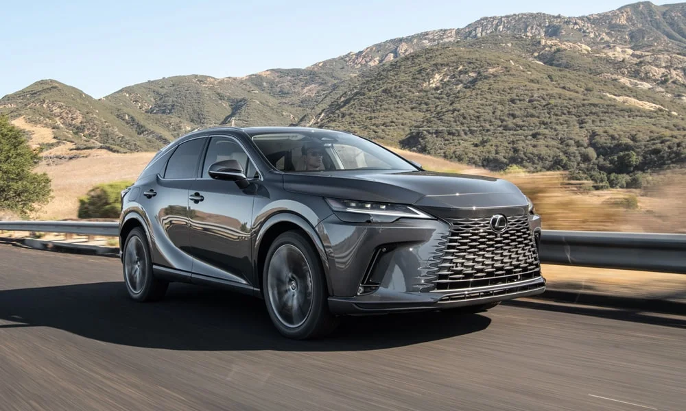Фото Lexus RX 450h (2024) — вид спереди, фото 11. Анфас: пропорции капота, посадка кузова и графика ходовых огней. Рисунок ходовых огней — подпись модели, по нему её узнают в потоке Lexus RX 450h (2024) — вид спереди, фото 11