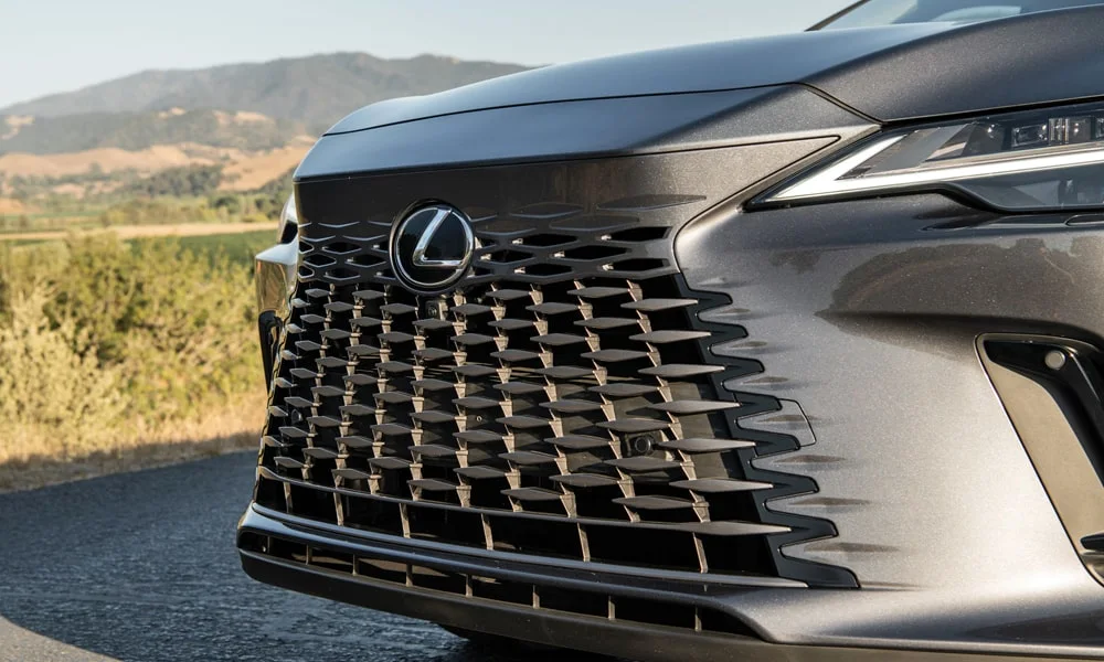 Фото Lexus RX 450h (2024) — вид спереди, фото 12. Анфас: пропорции капота, посадка кузова и графика ходовых огней Lexus RX 450h (2024) — вид спереди, фото 12
