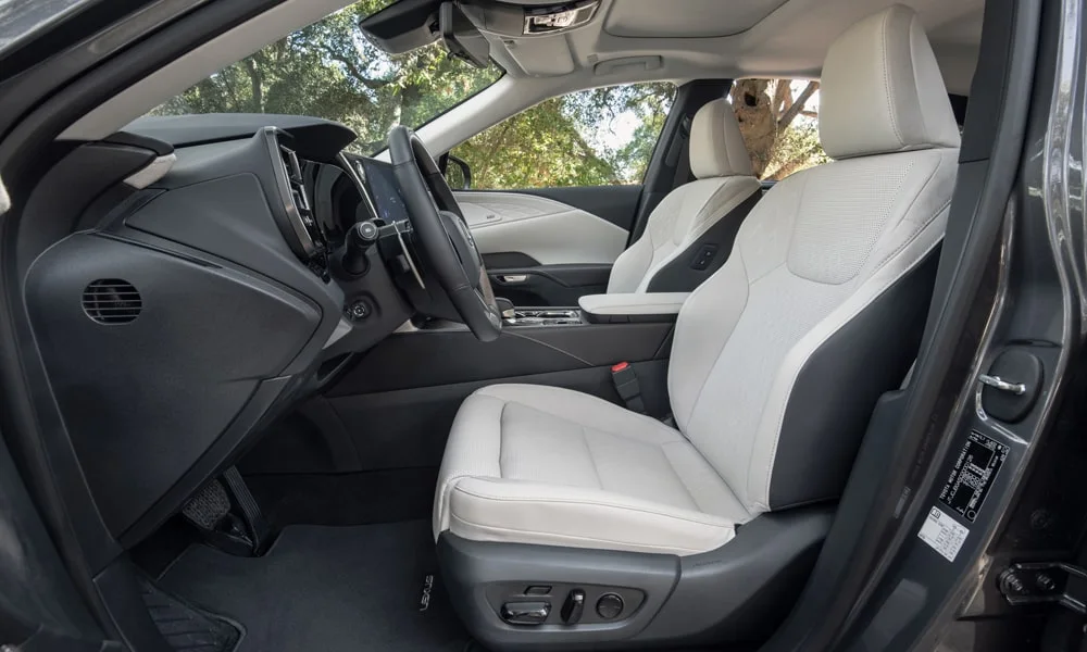 Фото Lexus RX 450h (2024) — передние сиденья. Передние кресла в гладкой коже. Регулировки с памятью возвращают кресло под водителя одним нажатием — у версий с электроприводом Lexus RX 450h (2024) — передние сиденья