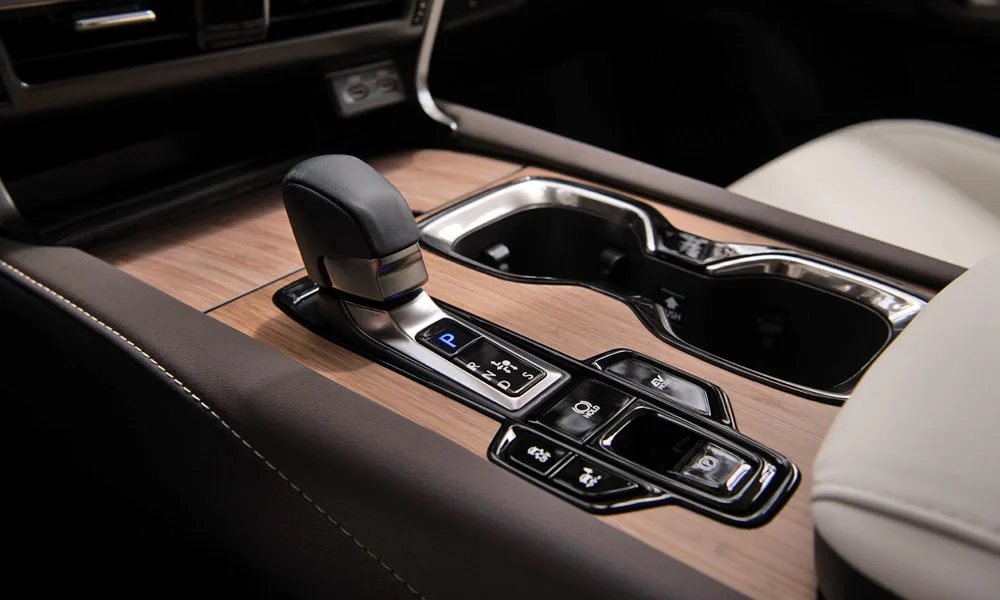 Фото Lexus RX 450h (2024) — селектор коробки передач. Управление коробкой: компактный селектор освобождает место на тоннеле. Автохолд удерживает машину на светофоре без ноги на тормозе Lexus RX 450h (2024) — селектор коробки передач