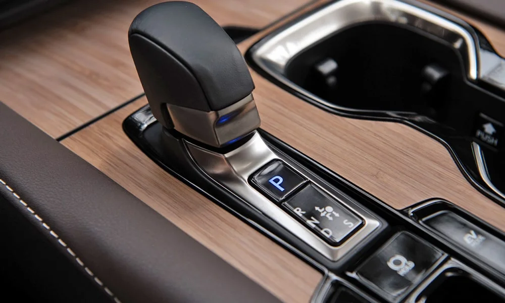 Фото Lexus RX 450h (2024) — селектор коробки передач, фото 2. Управление коробкой: компактный селектор освобождает место на тоннеле. Режимы движения и электронный ручник собраны рядом с селектором Lexus RX 450h (2024) — селектор коробки передач, фото 2