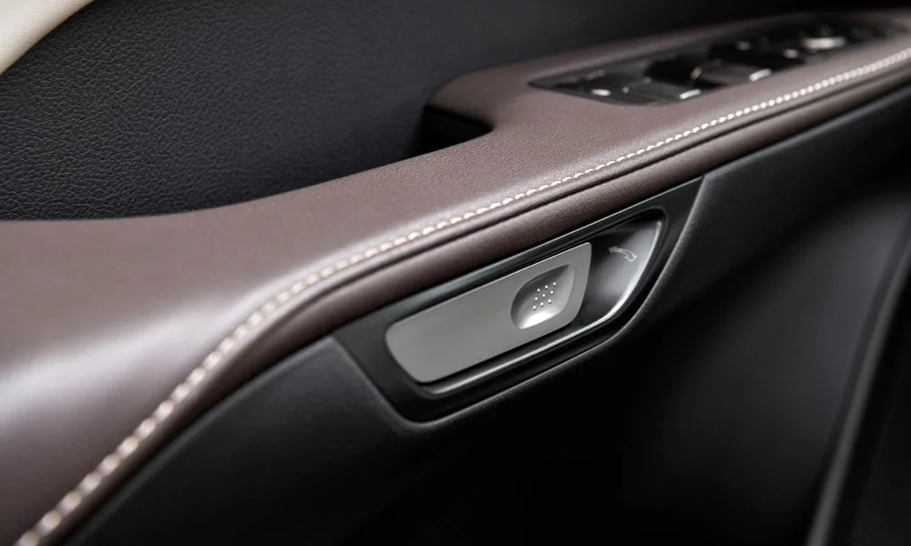 Фото Lexus RX 450h (2024) — интерьер, фото 5. Общий план салона: архитектура панели, консоль и кресла. Светлая гамма зрительно расширяет салон, тёмная — практичнее в уходе Lexus RX 450h (2024) — интерьер, фото 5