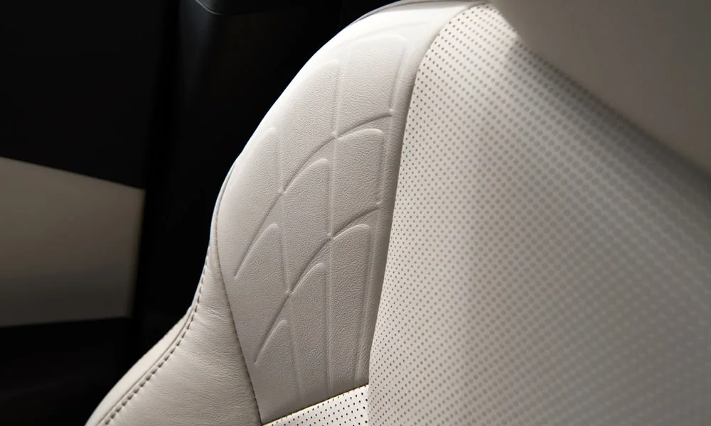 Фото Lexus RX 450h (2024) — интерьер, фото 6. Общий план салона: архитектура панели, консоль и кресла. Светлая гамма зрительно расширяет салон, тёмная — практичнее в уходе Lexus RX 450h (2024) — интерьер, фото 6