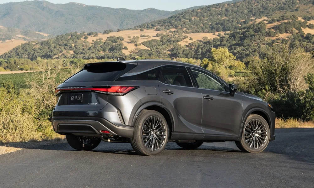 Фото Lexus RX 450h (2024) — вид сзади, фото 6. Линия крыши, стойки и задняя дверь в сером исполнении. Светодиодная полоса или раздельные секции — задняя оптика стала главным украшением кормы Lexus RX 450h (2024) — вид сзади, фото 6