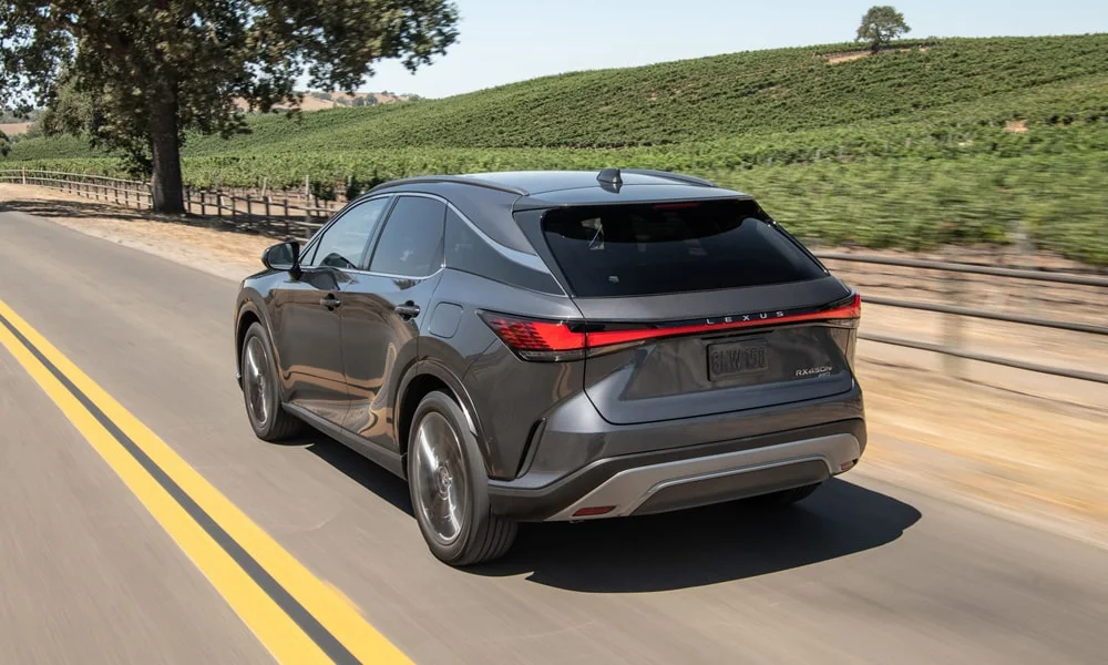 Фото Lexus RX 450h (2024) — вид сзади, фото 7. Графика фонарей, бампер и оформление пятой двери Lexus RX 450h (2024) — вид сзади, фото 7