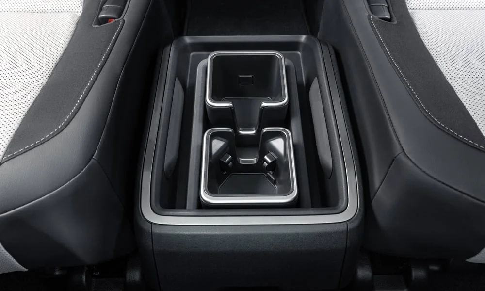 Фото Lexus TX 500h — центральная консоль. Подстаканники и ниши для мелочей между креслами. Продуманное хранение: подстаканники, ниша для смартфона и глубокий бокс Lexus TX 500h — центральная консоль