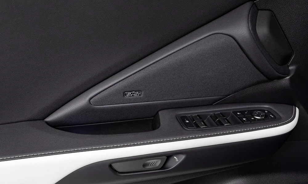 Фото Lexus TX 500h — дверная карта, фото 2. Дверная карта в тёмной отделке: подлокотник, динамик и блок стеклоподъёмников. Мягкая вставка в зоне локтя — то, что чувствуешь каждый день Lexus TX 500h — дверная карта, фото 2