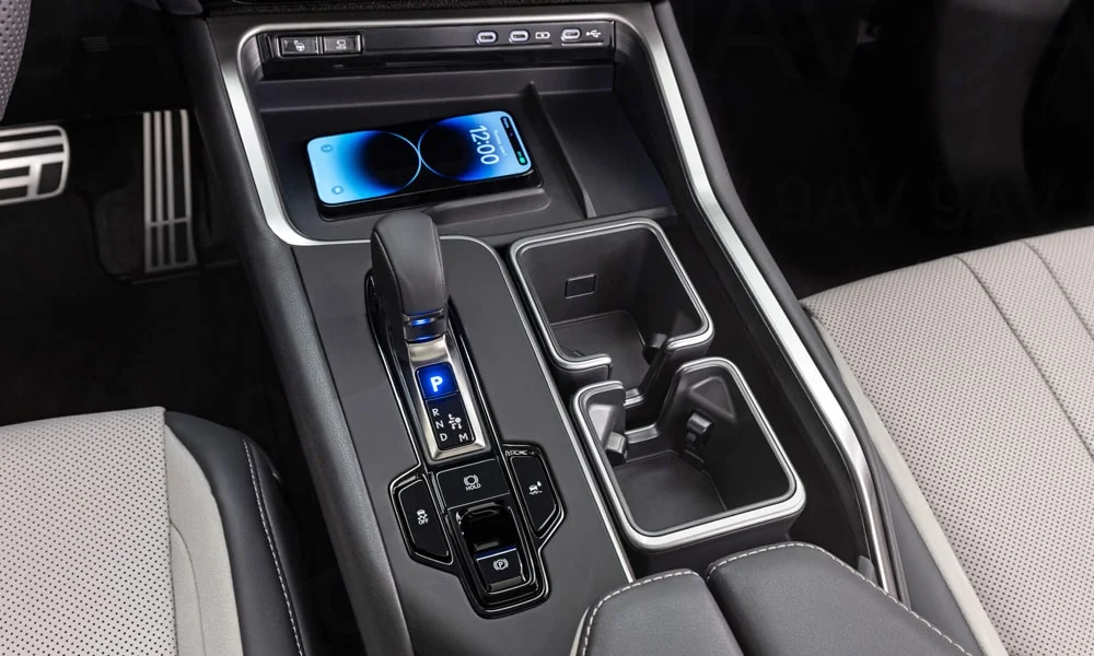 Фото Lexus TX 500h — селектор коробки передач. Управление коробкой: компактный селектор освобождает место на тоннеле. Режимы движения и электронный ручник собраны рядом с селектором Lexus TX 500h — селектор коробки передач