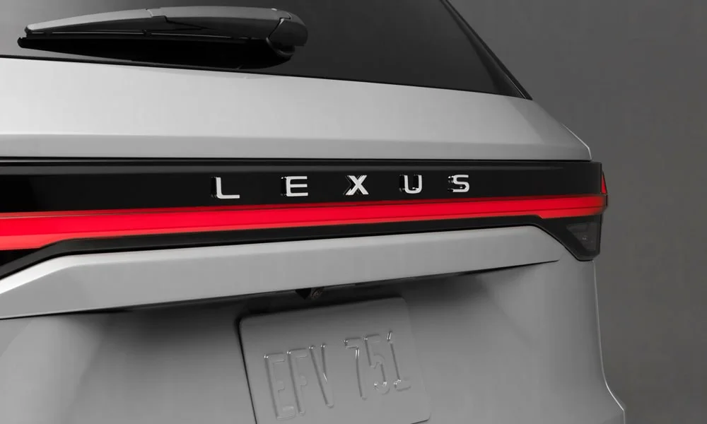 Фото Lexus TX 500h — вид сзади, фото 4. Графика фонарей, бампер и оформление пятой двери. Светодиодная полоса или раздельные секции — задняя оптика стала главным украшением кормы Lexus TX 500h — вид сзади, фото 4