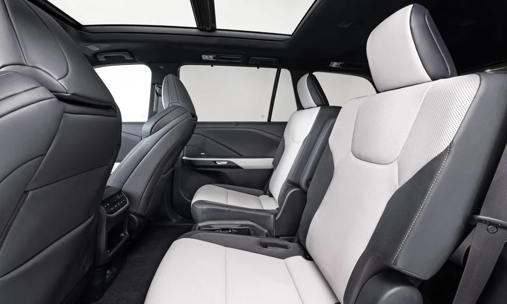Фото Lexus TX 500h — задние сиденья. Задний диван в гладкой коже: посадка и центральный подлокотник. Плоский пол упрощает посадку втроём Lexus TX 500h — задние сиденья