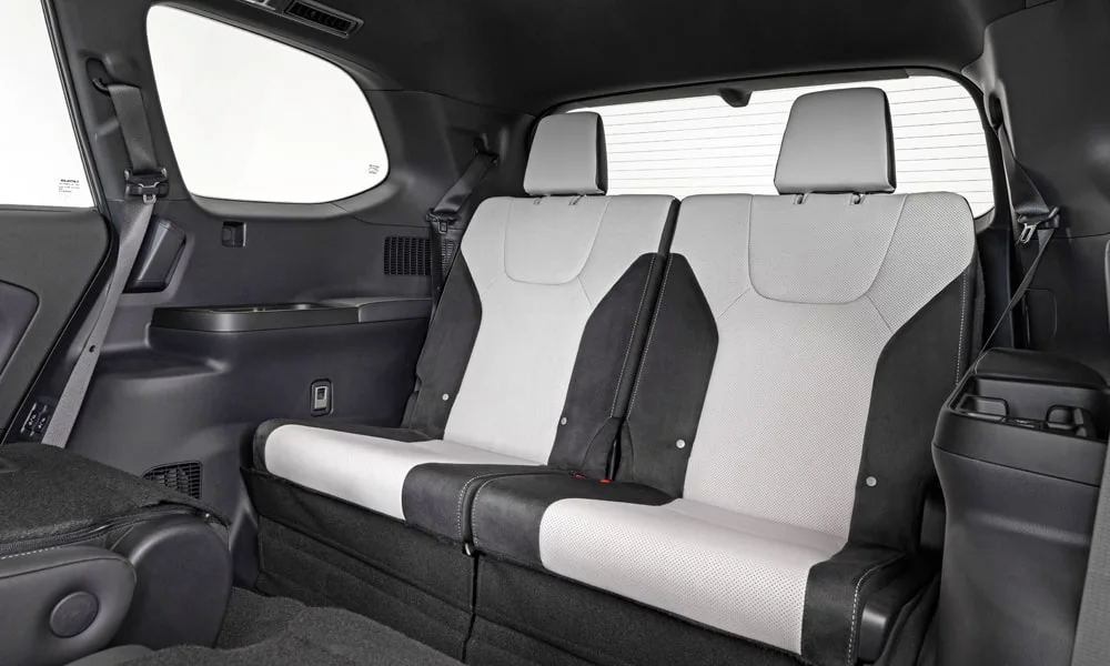 Фото Lexus TX 500h — задние сиденья, фото 2. Второй ряд: профиль дивана, подголовники и обивка из практичной ткани. Спинки складываются под длинные грузы у большинства версий Lexus TX 500h — задние сиденья, фото 2