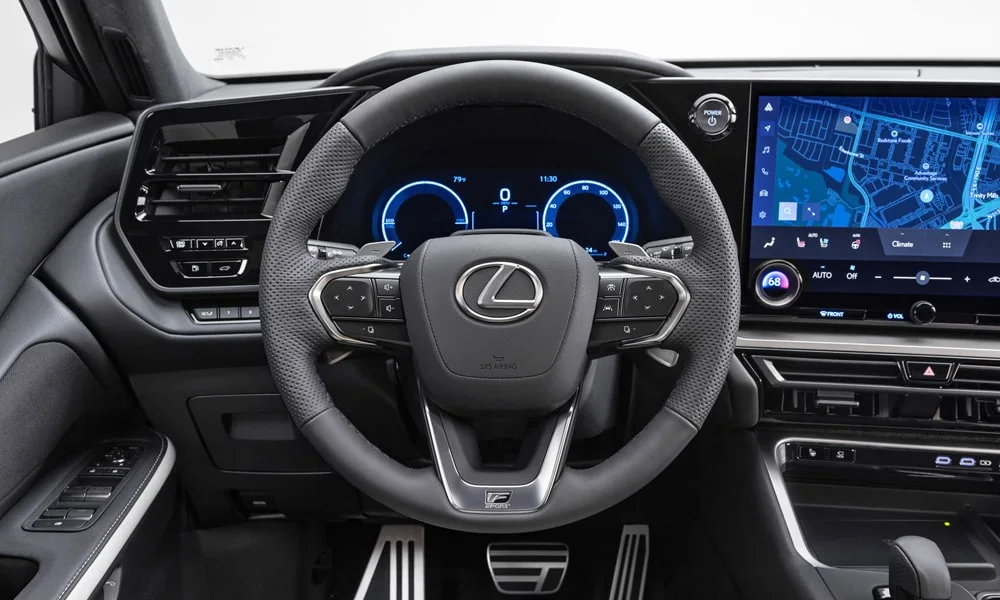 Фото Lexus TX 500h — руль. Обшивка обода и компоновка спиц крупным планом. Обогрев обода — опция, которую оценят зимой Lexus TX 500h — руль
