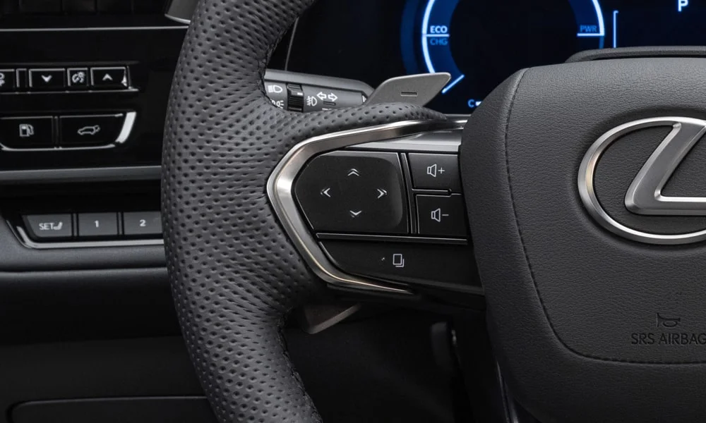 Фото Lexus TX 500h — руль, фото 2. Обшивка обода и компоновка спиц крупным планом. Обогрев обода — опция, которую оценят зимой Lexus TX 500h — руль, фото 2