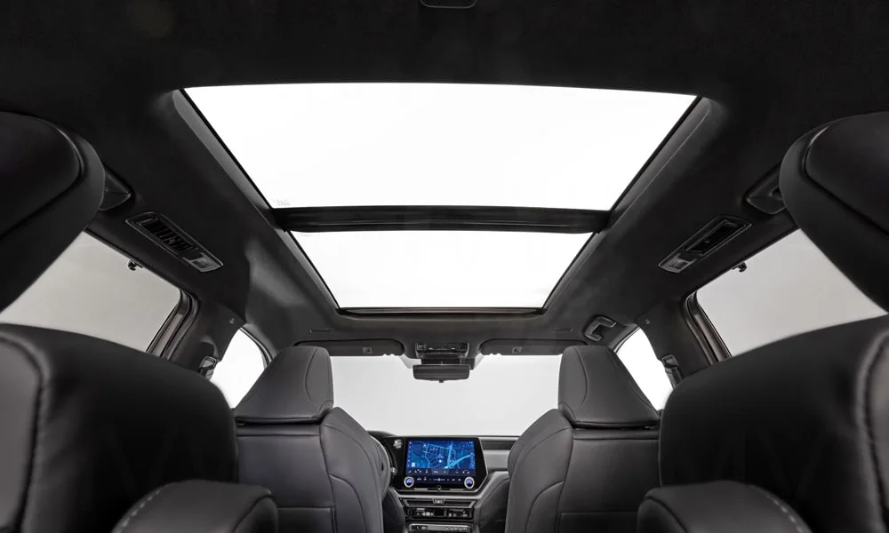 Фото Lexus TX 500h — панорамная крыша, фото 2. Остекление крыши изнутри: света в салоне заметно больше. Шторка с электроприводом закрывает стекло в жару Lexus TX 500h — панорамная крыша, фото 2