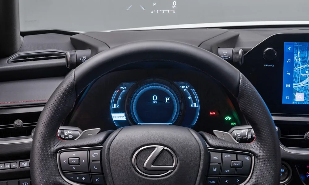 Фото Lexus UX 200 (2024) — приборная панель. Экран приборов за рулём — вся ходовая информация перед глазами. Запас хода и расход выводятся крупно — главные цифры ежедневных поездок Lexus UX 200 (2024) — приборная панель