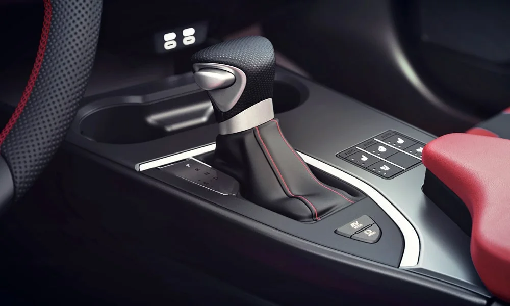 Фото Lexus UX 200 (2024) — селектор коробки передач. Селектор трансмиссии на центральной консоли. Автохолд удерживает машину на светофоре без ноги на тормозе Lexus UX 200 (2024) — селектор коробки передач