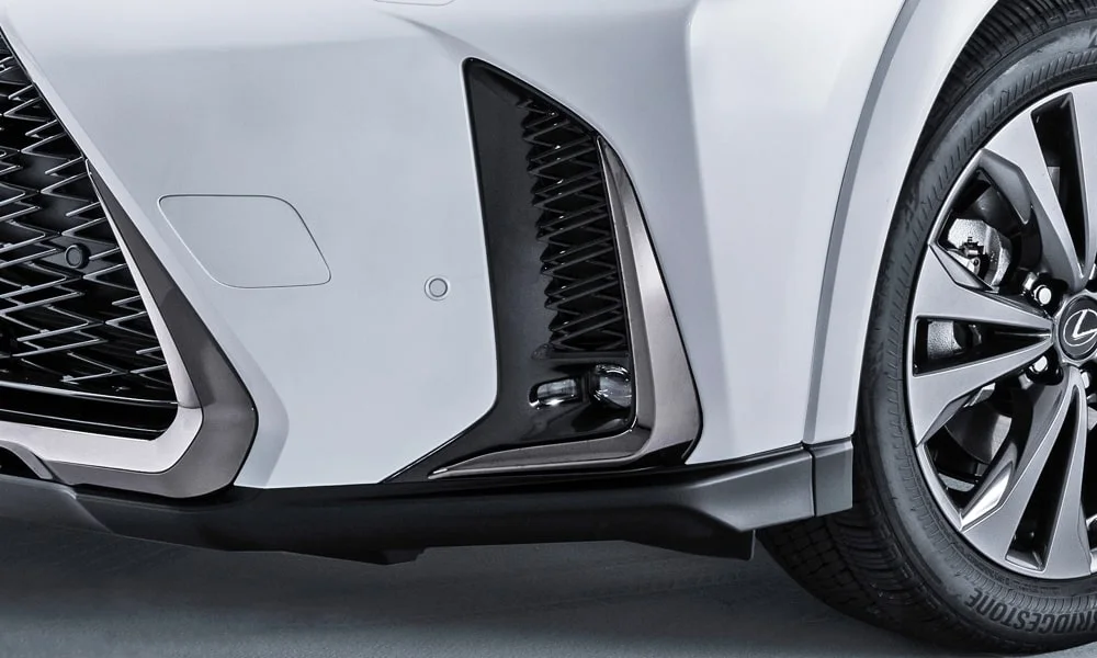 Фото Lexus UX 200 (2024) — интерьер, фото 4. Общий план салона: архитектура панели, консоль и кресла. Светлая гамма зрительно расширяет салон, тёмная — практичнее в уходе Lexus UX 200 (2024) — интерьер, фото 4