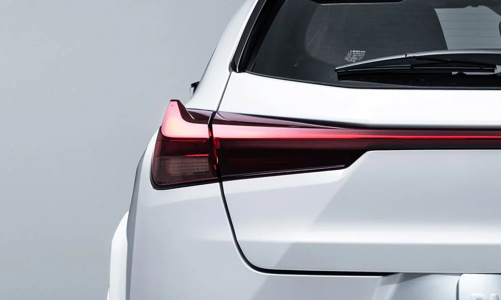 Фото Lexus UX 200 (2024) — вид сзади, фото 5. Белый кузов сзади — фонари и бампер определяют ночной образ модели Lexus UX 200 (2024) — вид сзади, фото 5