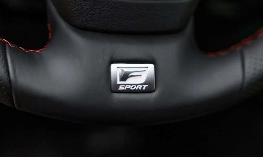 Фото Lexus UX 200 (2024) — руль. Обшивка обода и компоновка спиц крупным планом. Обогрев обода — опция, которую оценят зимой Lexus UX 200 (2024) — руль