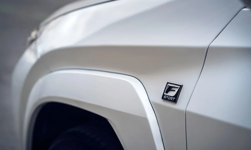Фото Lexus UX 250h (2024) — экстерьер. Внешняя деталь кузова вблизи. Мелкие элементы экстерьера дополняют общий стиль модели Lexus UX 250h (2024) — экстерьер