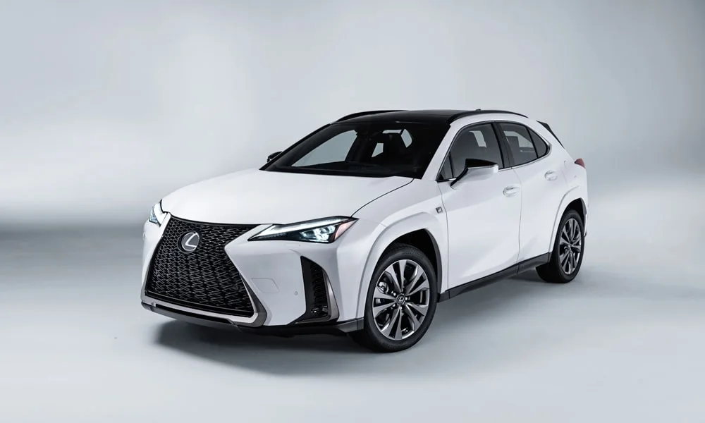 Фото Lexus UX 250h (2024) — вид спереди, фото 5. Оптика, решётка и бампер — первое впечатление о модели. Рисунок ходовых огней — подпись модели, по нему её узнают в потоке Lexus UX 250h (2024) — вид спереди, фото 5
