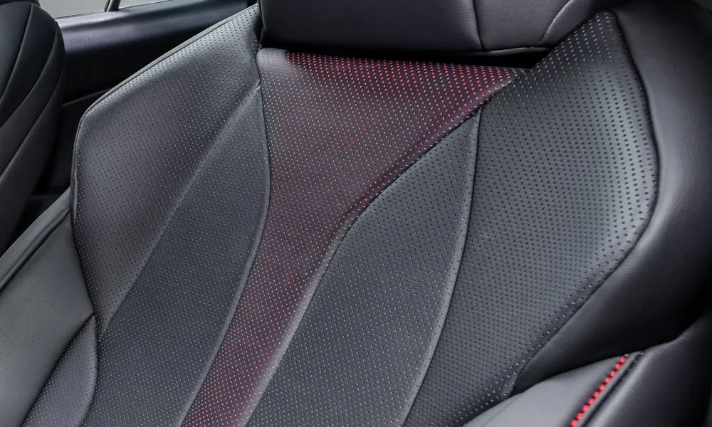 Фото Lexus UX 250h (2024) — передние сиденья. Передние кресла в перфорированной коже. Перфорация обивки нужна для вентиляции — функции старших комплектаций Lexus UX 250h (2024) — передние сиденья
